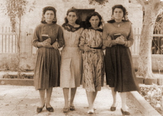 Jóvenes aldeanas, con sus vestimentas de los años 50.